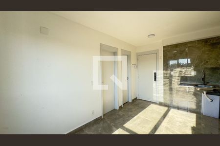 Sala, Cozinha e Área de Serviço de apartamento para alugar com 2 quartos, 38m² em Jardim São Luís, São Paulo