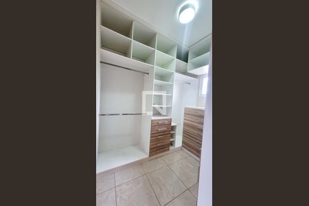Closet Suite Master de casa de condomínio para alugar com 5 quartos, 350m² em Bairro das Palmeiras, Campinas