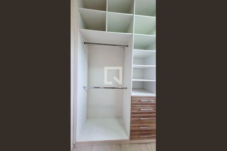 Closet Suite Master de casa de condomínio para alugar com 5 quartos, 350m² em Bairro das Palmeiras, Campinas