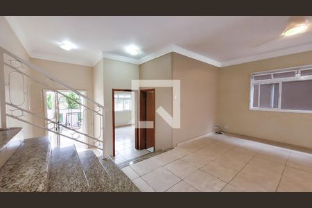 Sala de casa de condomínio para alugar com 5 quartos, 350m² em Bairro das Palmeiras, Campinas