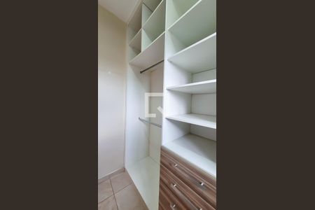 Closet Suite Master de casa de condomínio para alugar com 5 quartos, 350m² em Bairro das Palmeiras, Campinas