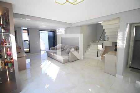 Sala de casa à venda com 4 quartos, 330m² em Industrial, Contagem