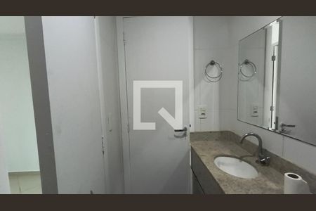 Banheiro da Suíte 1 e Social  de casa de condomínio para alugar com 3 quartos, 200m² em Vargem Pequena, Rio de Janeiro
