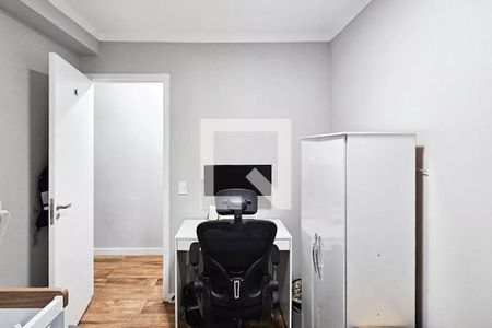 Escritório com mesa branca e cadeira preta, parede branca e piso de madeira. de apartamento à venda com 2 quartos, 48m² em Presidente Altino, Osasco