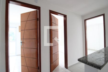 Sala - Hall para os quartos de casa de condomínio para alugar com 3 quartos, 75m² em Taquara, Rio de Janeiro