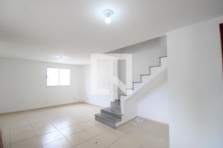 Sala de casa de condomínio para alugar com 3 quartos, 75m² em Taquara, Rio de Janeiro