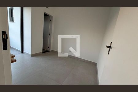 Parede branca com porta aberta e chão de porcelanato. de casa à venda com 2 quartos, 130m² em Vila Alzira, Santo André