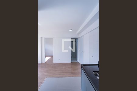 Sala, cozinha e área de serviço de apartamento para alugar com 2 quartos, 41m² em Vila Albertina, São Paulo