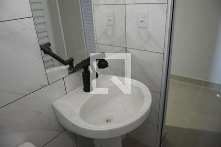 Banheiro de apartamento para alugar com 2 quartos, 60m² em Jardim Santo Eduardo, Embu das Artes