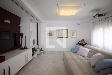 Sala de estar com sofá e TV em uma casa moderna e bem decorada. de apartamento à venda com 6 quartos, 244m² em Jardim Paulista, São Paulo