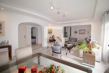 Sala de estar com móveis de madeira e tapetes coloridos, iluminada por lâmpadas de parede. de apartamento à venda com 6 quartos, 244m² em Jardim Paulista, São Paulo