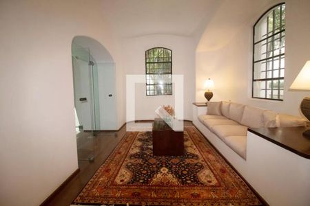 Sala de estar com móveis modernos e iluminação natural, com vista para o jardim. de apartamento à venda com 6 quartos, 244m² em Jardim Paulista, São Paulo
