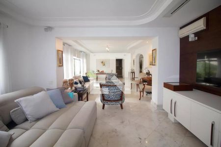 Sala de estar com sofás, cadeiras e mesa de centro, iluminada por luz natural e artificial. de apartamento à venda com 6 quartos, 244m² em Jardim Paulista, São Paulo