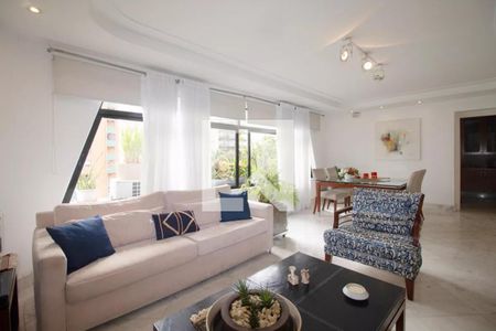 Sala de estar com sofá, mesa e cadeiras, janelas e iluminação natural, decoração simples e minimalista. de apartamento à venda com 6 quartos, 244m² em Jardim Paulista, São Paulo