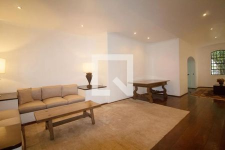 Sala de estar com sofá, mesa e lâmpada, com vista para a rua. de apartamento à venda com 6 quartos, 244m² em Jardim Paulista, São Paulo
