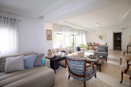 Sala de estar com sofás, mesas e cadeiras, iluminada por luz natural e artificial. de apartamento à venda com 6 quartos, 244m² em Jardim Paulista, São Paulo