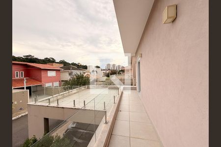 Sala de TV - Sacada de casa de condomínio à venda com 3 quartos, 329m² em Jardim Santa Teresa, Jundiaí