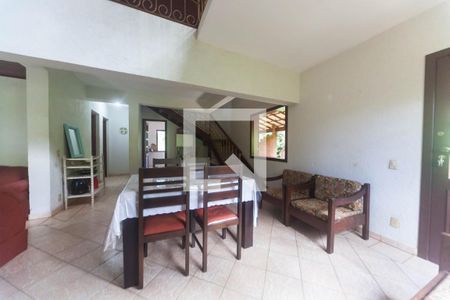 sala de casa de condomínio à venda com 3 quartos, 240m² em Rio Acima, Rio Acima