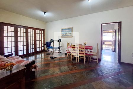 Sala de casa de condomínio à venda com 3 quartos, 150m² em Sapê, Niterói