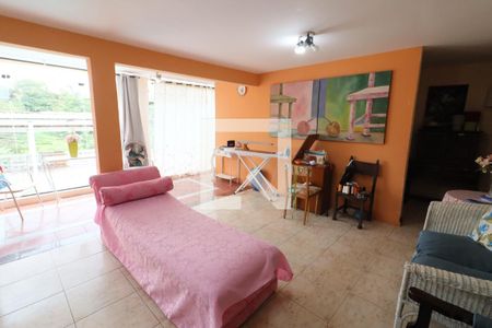 Sala de casa à venda com 3 quartos, 450m² em Umuarama, Osasco