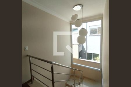 Escada de casa de condomínio à venda com 5 quartos, 345m² em Parque Sinai, Santana de Parnaíba