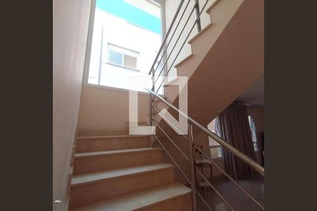 Escada de casa de condomínio à venda com 5 quartos, 345m² em Parque Sinai, Santana de Parnaíba