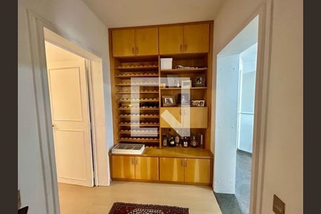 Corredor de apartamento para alugar com 3 quartos, 242m² em Vila Suzana, São Paulo
