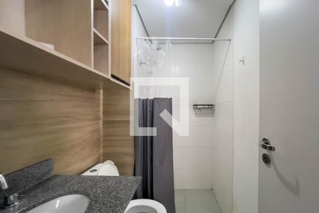 Banheiro de kitnet/studio para alugar com 1 quarto, 27m² em Liberdade, São Paulo