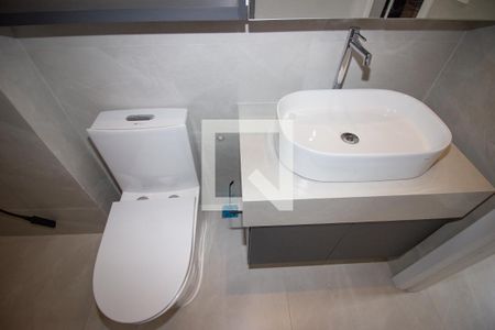 Banheiro social de kitnet/studio para alugar com 1 quarto, 51m² em Brasiléia, Betim