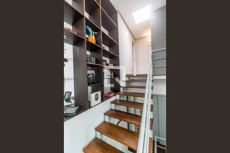 Escada de casa de condomínio à venda com 3 quartos, 430m² em Alphaville, Santana de Parnaíba