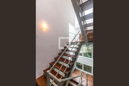 Escada de casa de condomínio à venda com 3 quartos, 430m² em Alphaville, Santana de Parnaíba