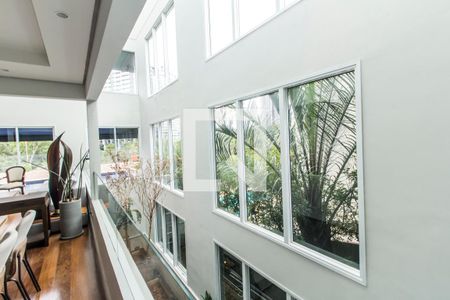 Detalhe Sala de casa de condomínio à venda com 3 quartos, 430m² em Alphaville, Santana de Parnaíba