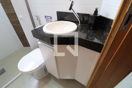 Banheiro Social de apartamento para alugar com 2 quartos, 40m² em Umuarama, Uberlândia