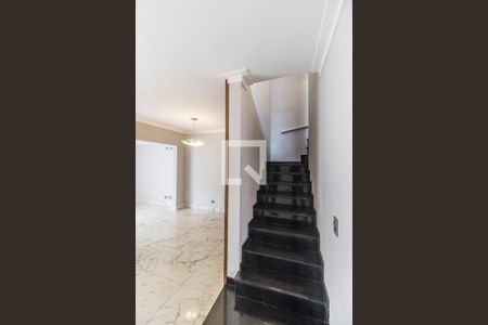 Escada de casa de condomínio para alugar com 3 quartos, 200m² em Tamboré, Santana de Parnaíba