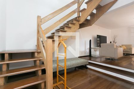 Hall Escada  de casa para alugar com 3 quartos, 299m² em Vila Zefira, São Paulo