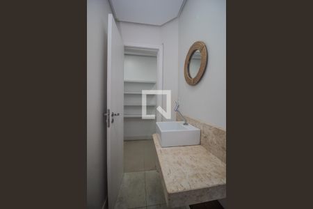 Banheiro de apartamento para alugar com 2 quartos, 76m² em Azenha, Porto Alegre