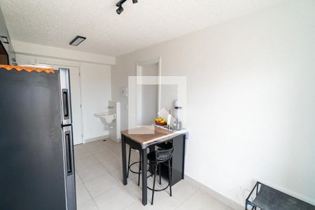Sala/Cozinha de apartamento para alugar com 1 quarto, 30m² em Jardim Itacolomi, São Paulo
