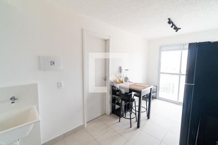 Sala/Cozinha de apartamento para alugar com 1 quarto, 30m² em Jardim Itacolomi, São Paulo