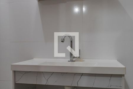 Banheiro de apartamento à venda com 1 quarto, 40m² em São Geraldo, Porto Alegre