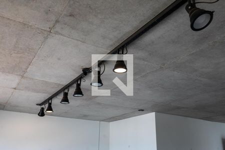 Detalhe Luminária Sala de apartamento à venda com 1 quarto, 74m² em Cambuí, Campinas