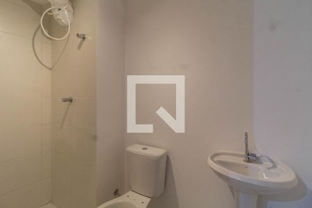 Banheiro de apartamento para alugar com 1 quarto, 30m² em Parque Industrial Tomas Edson, São Paulo