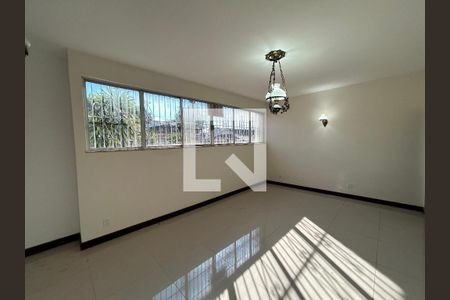 Sala de casa para alugar com 3 quartos, 200m² em Praça Seca, Rio de Janeiro