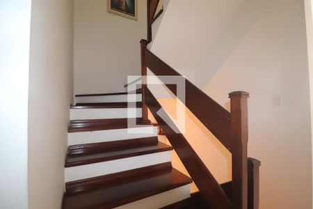 Escada de casa à venda com 3 quartos, 142m² em Vila Pires, Santo André