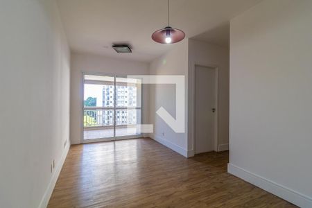 Parede branca e piso de madeira, com vista para a varanda e o prédio ao fundo. de apartamento à venda com 2 quartos, 65m² em Jardim Umuarama, São Paulo