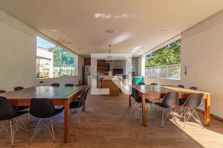 Sala de reuniões com mesa de madeira e cadeiras de plástico, iluminação natural e vista para a rua. de apartamento à venda com 2 quartos, 65m² em Jardim Umuarama, São Paulo