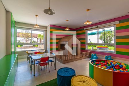 Sala de brinquedos colorida com móveis de madeira e balão de bolas, iluminada por lâmpadas de design moderno. de apartamento à venda com 2 quartos, 65m² em Jardim Umuarama, São Paulo