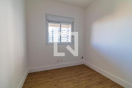 Janela com vista para o prédio ao lado, com madeira no chão e iluminação boa. de apartamento à venda com 2 quartos, 65m² em Jardim Umuarama, São Paulo