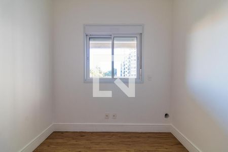 Janela com vista para o edifício ao lado, com árvores e céu claro. de apartamento à venda com 2 quartos, 65m² em Jardim Umuarama, São Paulo