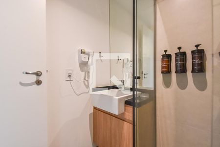 Banheiro de kitnet/studio para alugar com 1 quarto, 24m² em Paraíso, São Paulo
