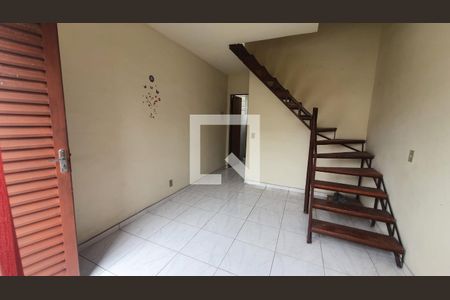 Sala de casa de condomínio para alugar com 2 quartos, 45m² em Jóquei Clube, São Gonçalo